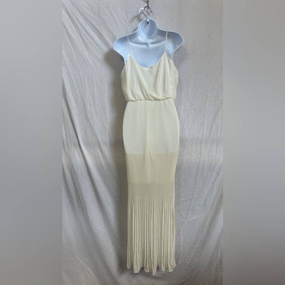 Gorgeous pleated maxi dress Size M - Picture 2 of 6